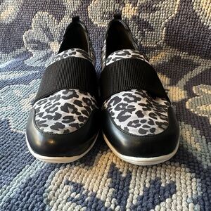 Walking Cradles Dakota Leopard Comfort Flats 8.5M NWOT